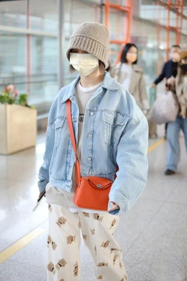 杨丞琳穿衣有态度，“小熊睡裤”搭牛仔外套高调走机场，很会玩