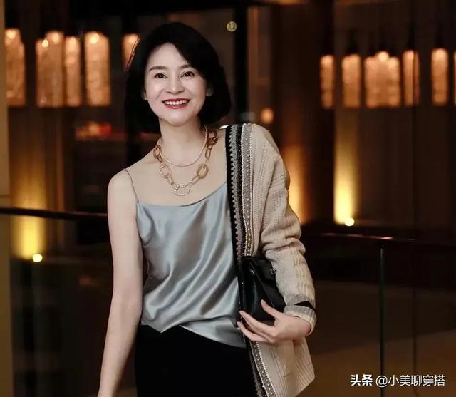 五六十岁的女人该怎么穿？得体简约高级，演绎成熟女性的知性美