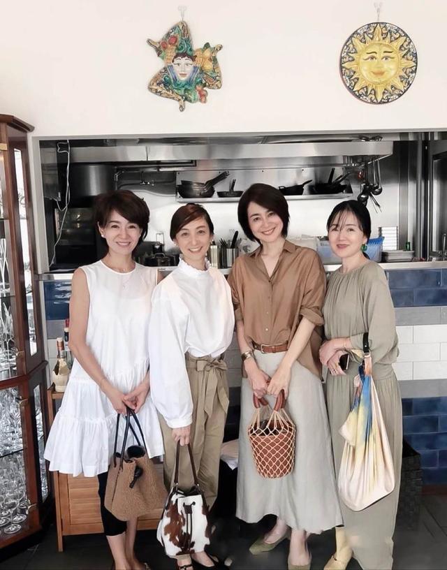 建议中年女性，尽量少穿打底裤！瞧日本主妇这样搭，时髦又女人味