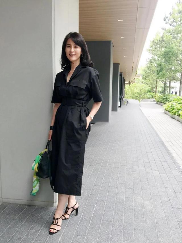 建议中年女性，尽量少穿打底裤！瞧日本主妇这样搭，时髦又女人味