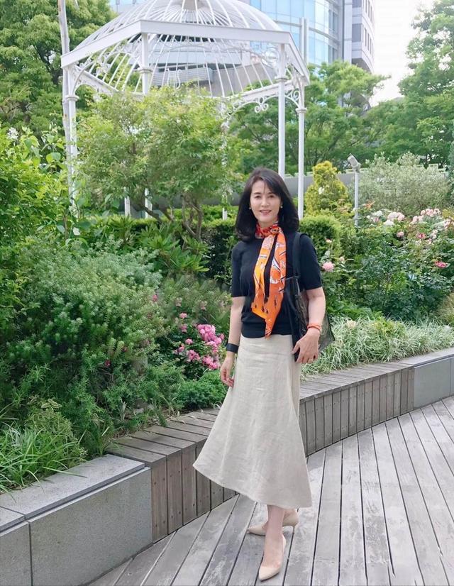 建议中年女性，尽量少穿打底裤！瞧日本主妇这样搭，时髦又女人味