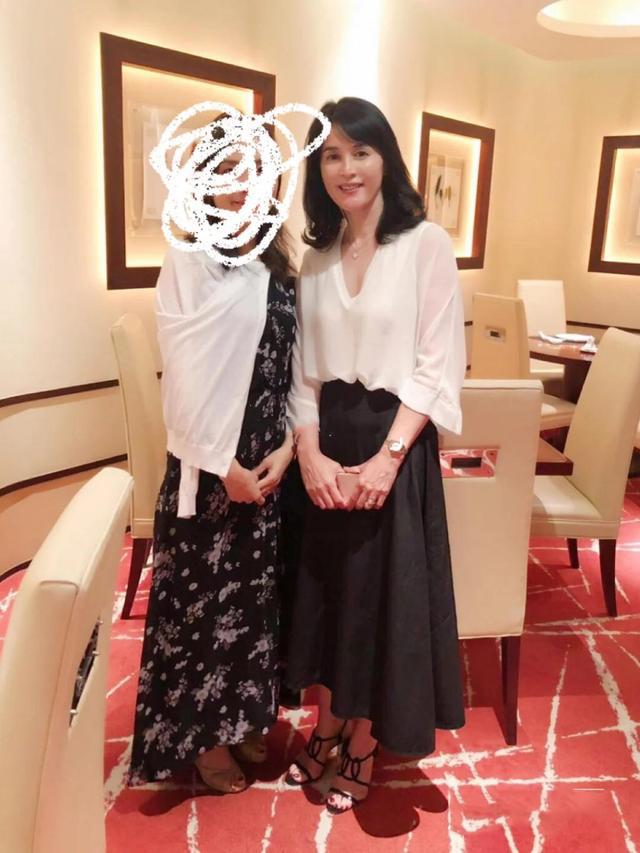 建议中年女性，尽量少穿打底裤！瞧日本主妇这样搭，时髦又女人味