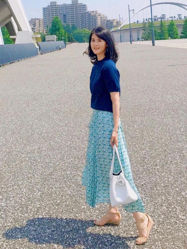 建议中年女性，尽量少穿打底裤！瞧日本主妇这样搭，时髦又女人味