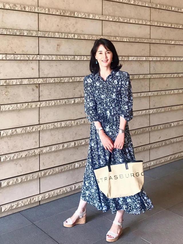 建议中年女性，尽量少穿打底裤！瞧日本主妇这样搭，时髦又女人味