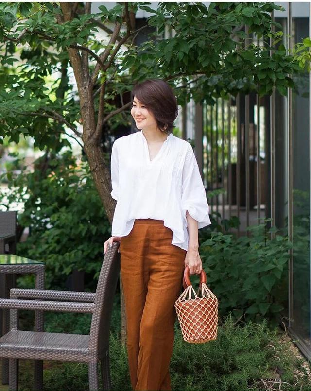 建议中年女性，尽量少穿打底裤！瞧日本主妇这样搭，时髦又女人味