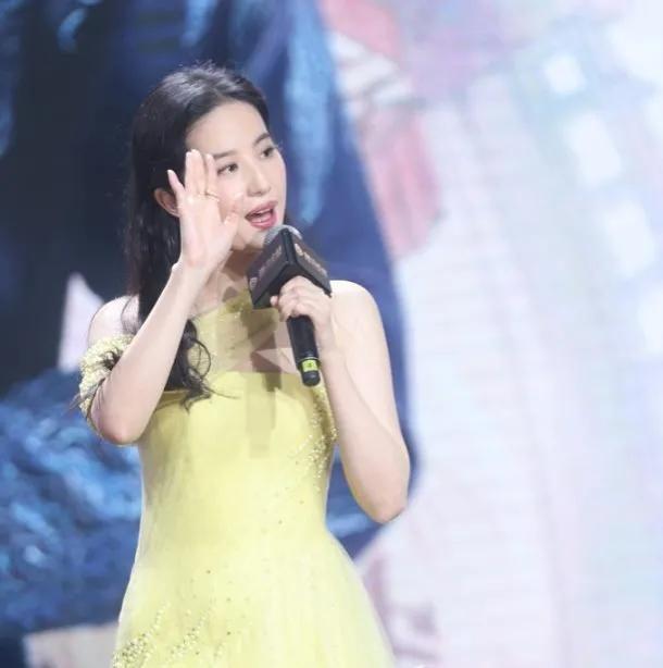 刘亦菲胖到不行？穿抹胸裙尽显“倒三角”身材，气质却完全撑起来