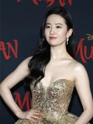 刘亦菲胖到不行？穿抹胸裙尽显“倒三角”身材，气质却完全撑起来