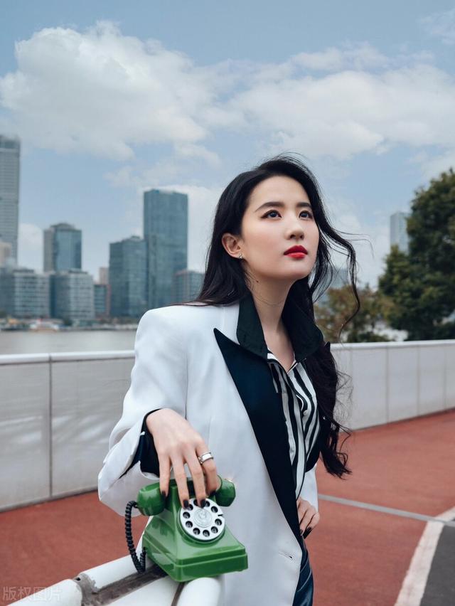 刘亦菲胖到不行？穿抹胸裙尽显“倒三角”身材，气质却完全撑起来