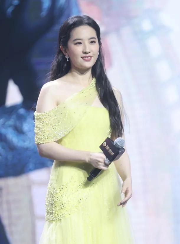 刘亦菲胖到不行？穿抹胸裙尽显“倒三角”身材，气质却完全撑起来