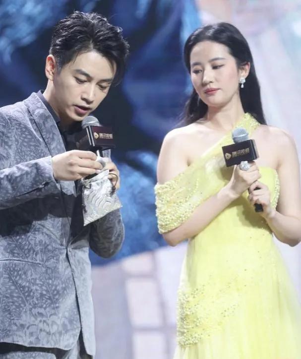 刘亦菲胖到不行？穿抹胸裙尽显“倒三角”身材，气质却完全撑起来