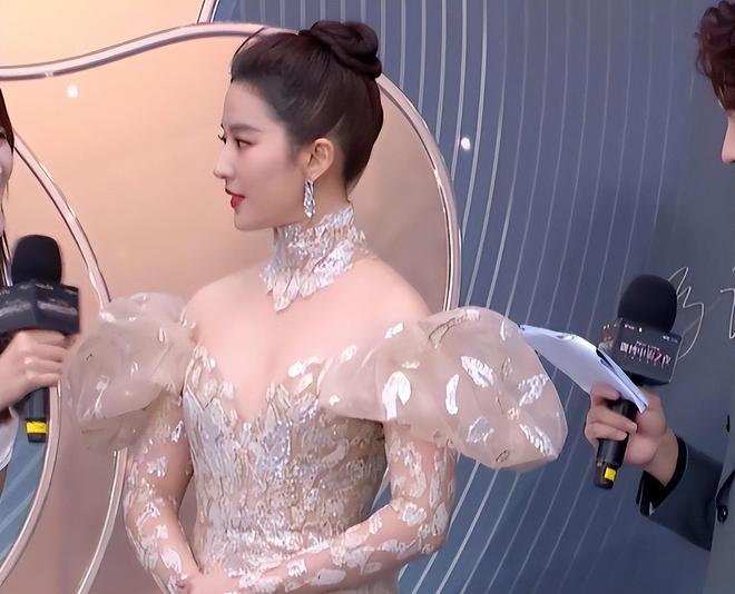 女星红毯大PK，刘亦菲泡泡袖礼服人间公主，容祖儿张天爱状态在线