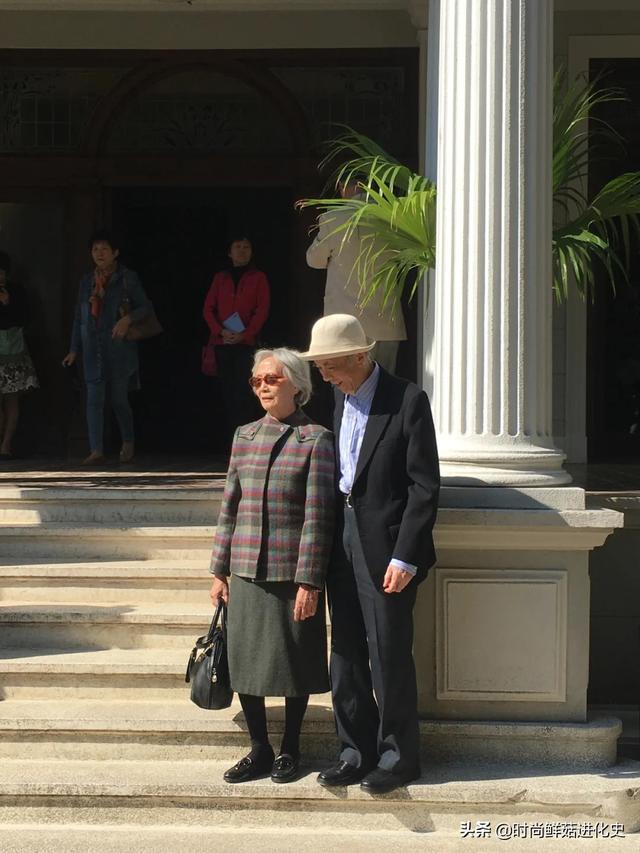 上海老年人的街拍时尚穿搭，打扮不老气、不扮嫩，简约大方就很美