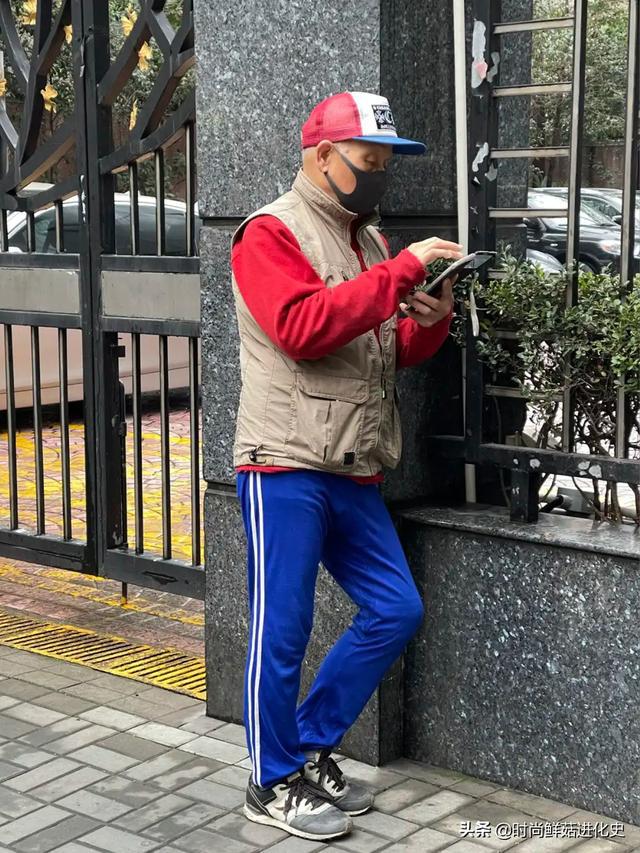 上海老年人的街拍时尚穿搭，打扮不老气、不扮嫩，简约大方就很美