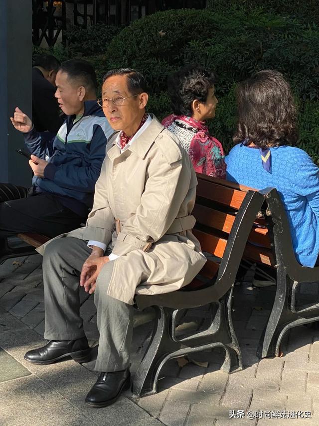 上海老年人的街拍时尚穿搭，打扮不老气、不扮嫩，简约大方就很美