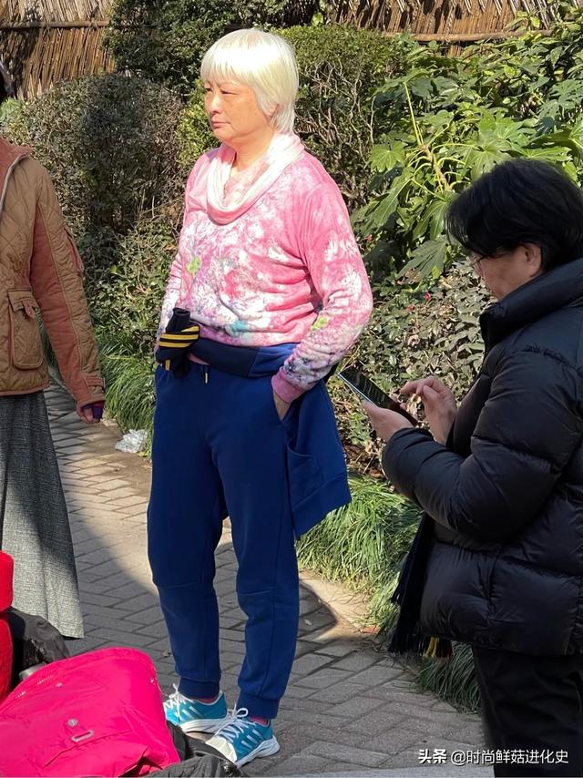 上海老年人的街拍时尚穿搭，打扮不老气、不扮嫩，简约大方就很美