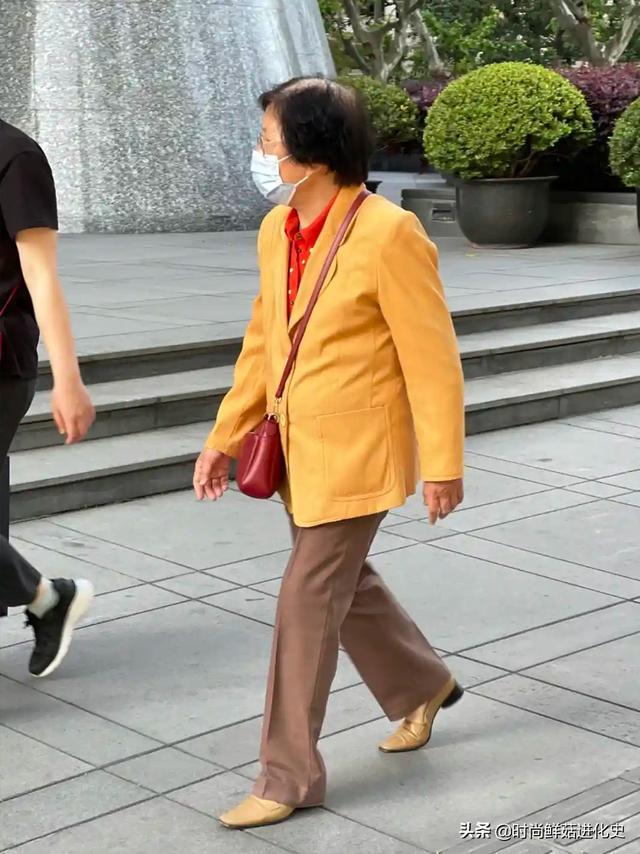 上海老年人的街拍时尚穿搭，打扮不老气、不扮嫩，简约大方就很美