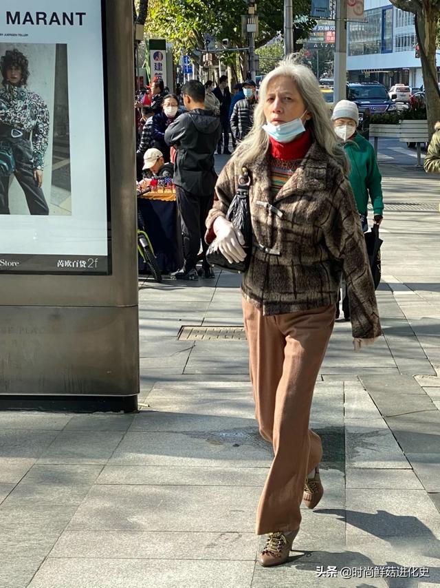 上海老年人的街拍时尚穿搭，打扮不老气、不扮嫩，简约大方就很美