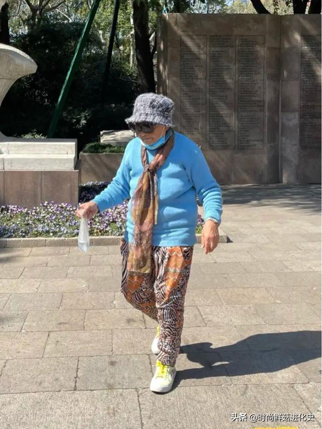 上海老年人的街拍时尚穿搭，打扮不老气、不扮嫩，简约大方就很美