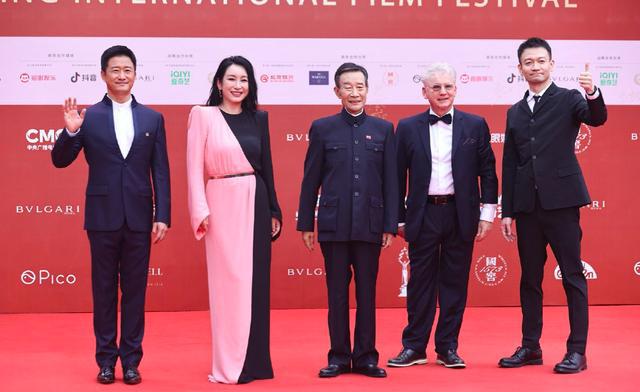 北影节红毯：张天爱“惹火”，惠英红气场全开，昔日女神模样大变