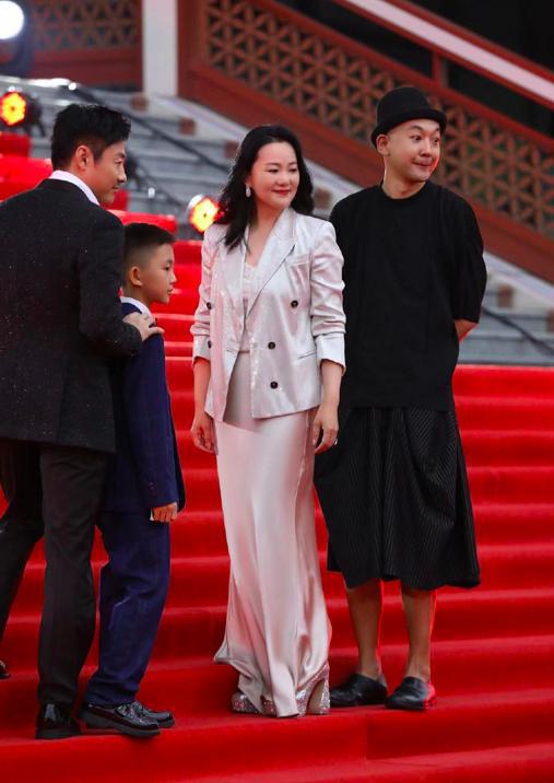北影节红毯：张天爱“惹火”，惠英红气场全开，昔日女神模样大变