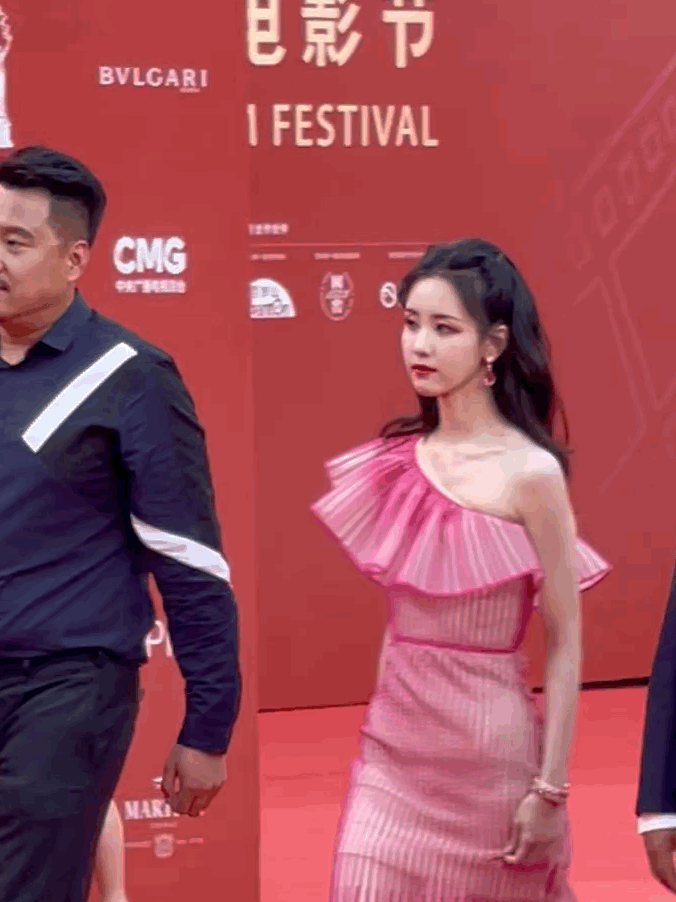 北影节红毯：张天爱“惹火”，惠英红气场全开，昔日女神模样大变