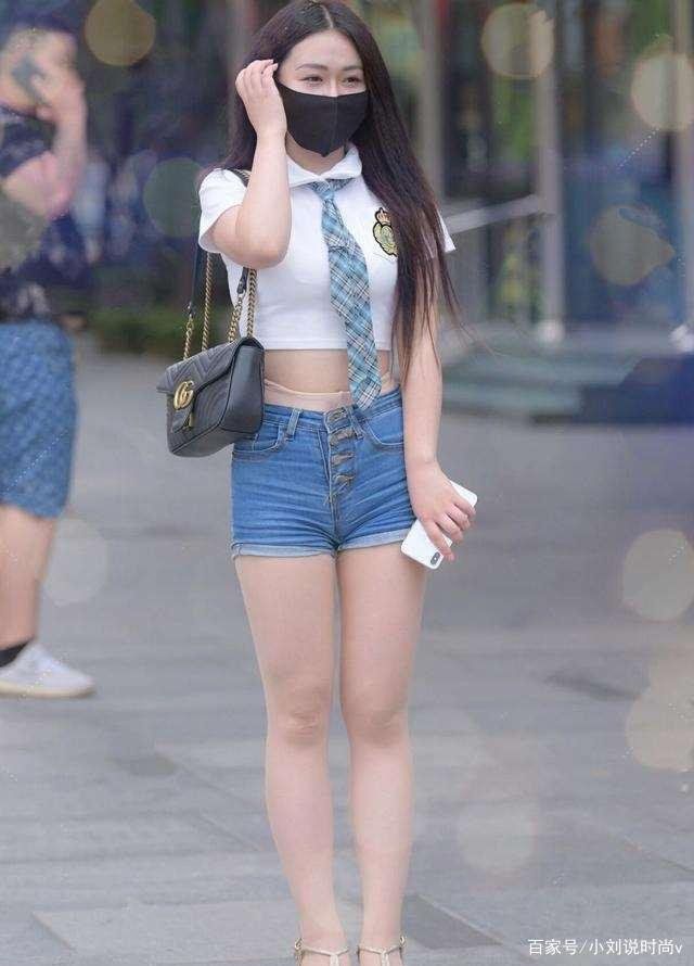 气质出众的打底裤搭配，造型风格走在时尚前沿，魅力过人
